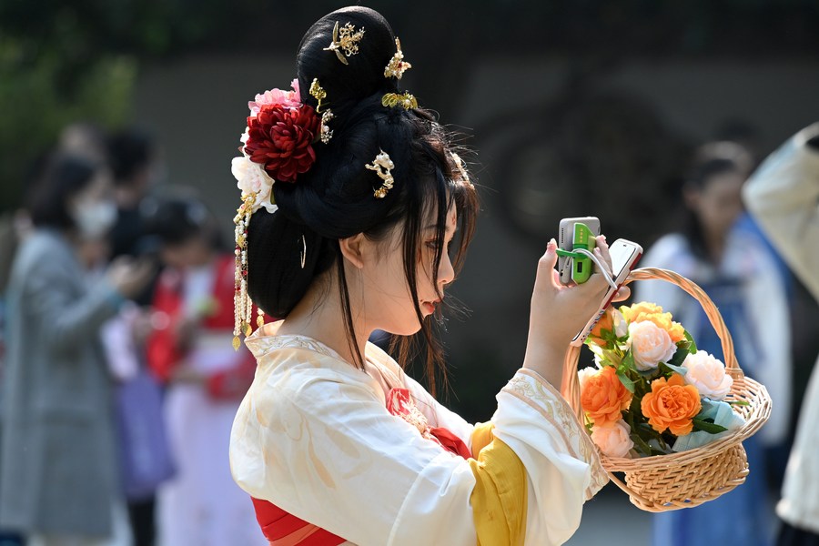 ชาวจีนสวมชุดดั้งเดิม ฉลองเทศกาล 'ฮวาเจาเจี๋ย'
