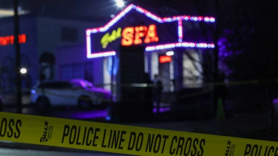 เหตุยิงในสหรัฐฯ: ตร. คุมตัวชายวัย 21 ปี ผู้ต้องสงสัยยิงร้านสปา 3 แห่ง เสียชีวิต 8 ราย