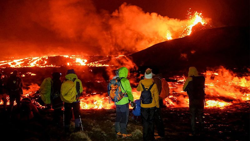 ชาวไอซ์แลนด์แห่ชมภูเขาไฟปะทุ โดรนบินเก็บภาพ-เซลฟี่ฉลอง6พันปี