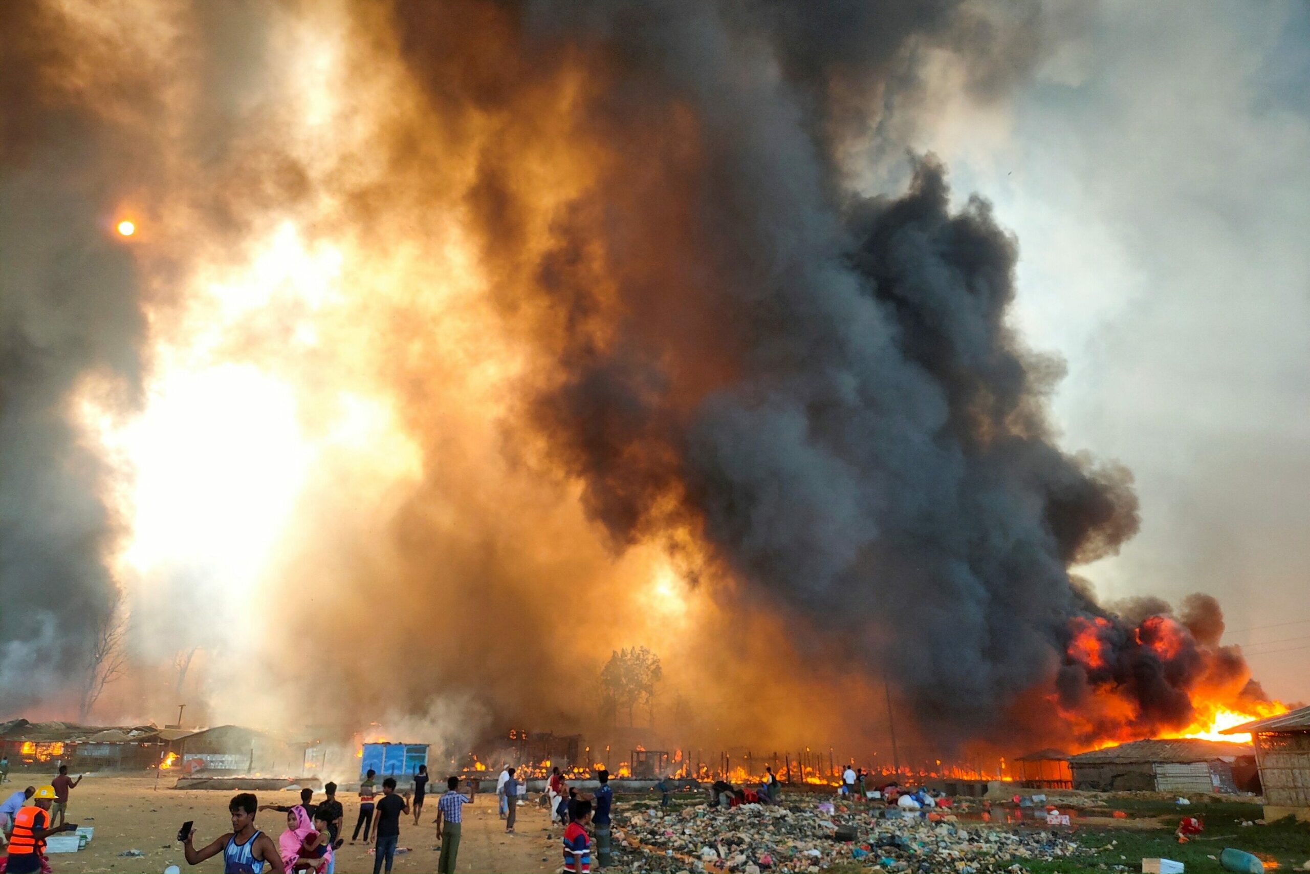 โรฮีนจาครึ่งแสนหนีตาย หลังไฟไหม้ค่ายผู้อพยพในบังกลาเทศ