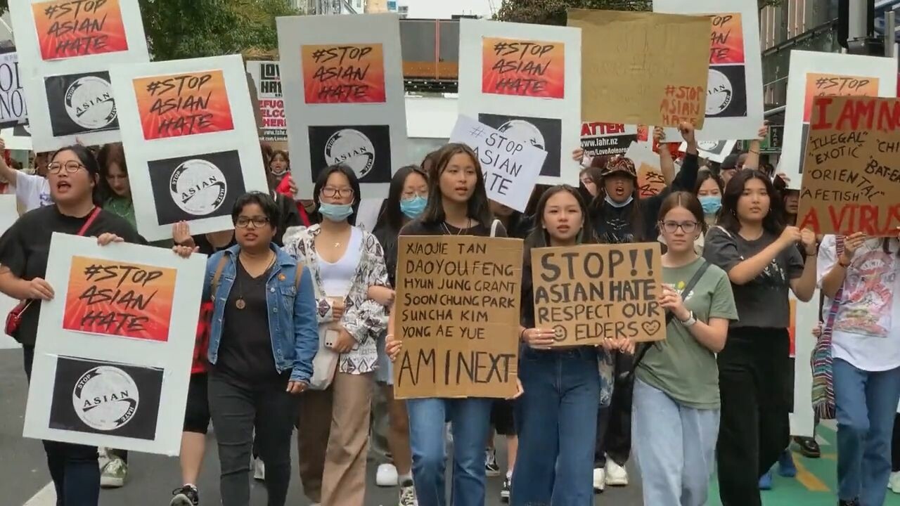 ชาวเมืองนับร้อยใน 'โอ๊คแลนด์' เดินขบวนต่อต้าน 'ความเกลียดชังชาวเอเชีย'
