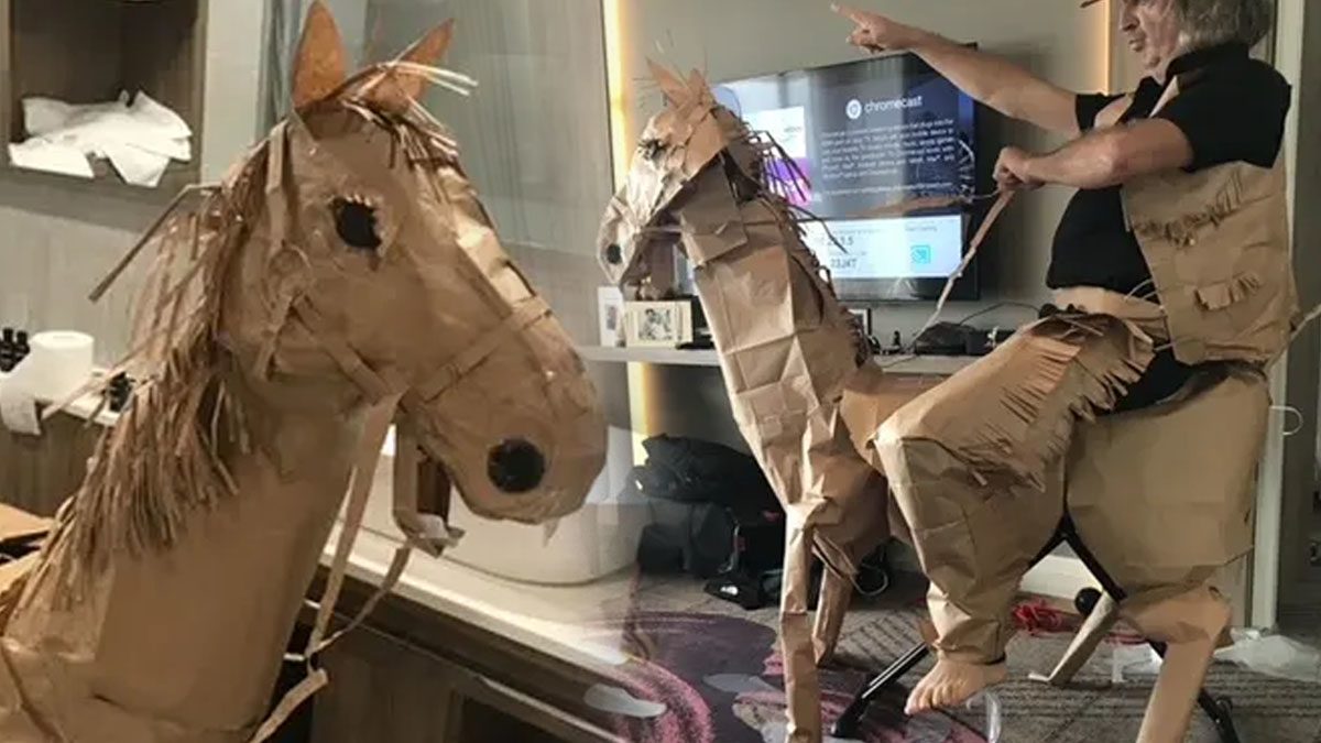 หนุ่มคาวบอยออสซี่ไม่มีเหงา สร้าง 'ม้า' จากถุงกระดาษ กักตัวอยู๋ในห้อง ปมโควิด