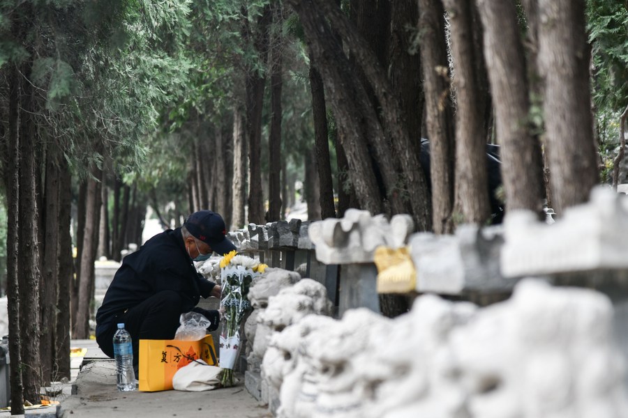 ชาวจีนเยือนสุสานทะลุ 35 ล้านครั้ง ในวันที่ 2 ของเทศกาลเช็งเม้ง
