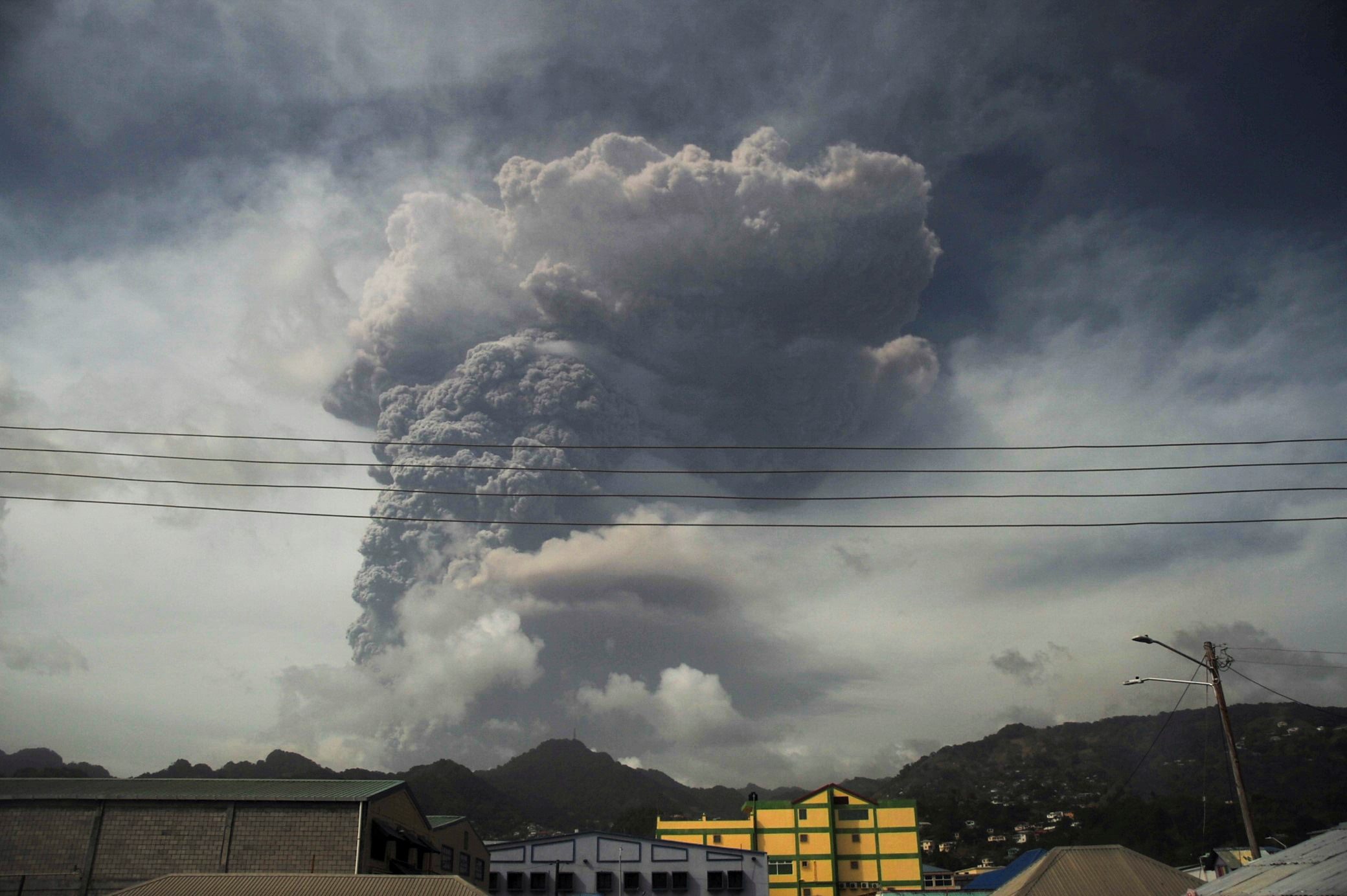 ภูเขาไฟระเบิดกลางแคริบเบียน ประชาชนอพยพหลายพัน