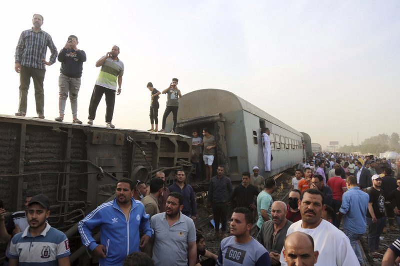 รถไฟตกรางในอียิปต์ เบื้องต้นตาย 11 เจ็บ 98