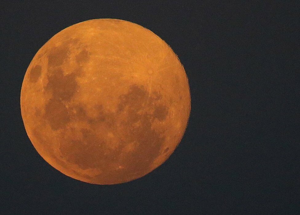 ภาพความงามของปรากฏการณ์ Super Full Moon ทอแสงสว่างไสวท้องฟ้าทั่วโลก