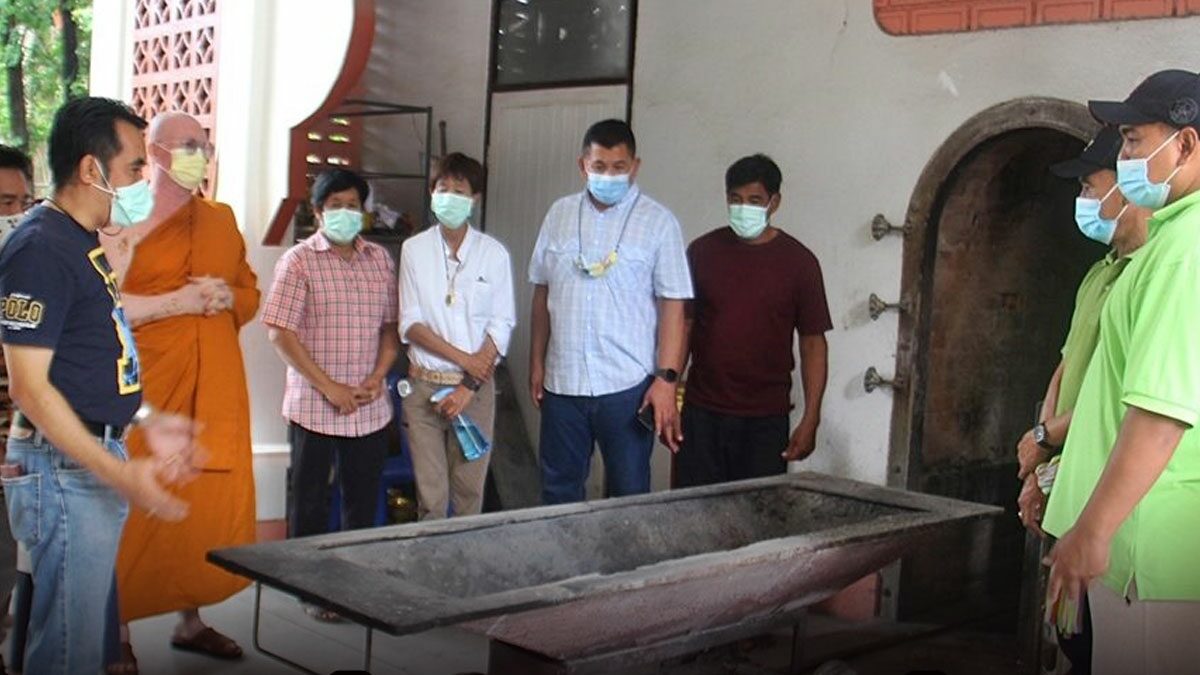 วัดดังราชบุรี เปิดเมรุพร้อมรับศพผู้ป่วย 'โควิด' เผาฟรี สัปเหร่อใส่ชุด PPE ทำพิธี