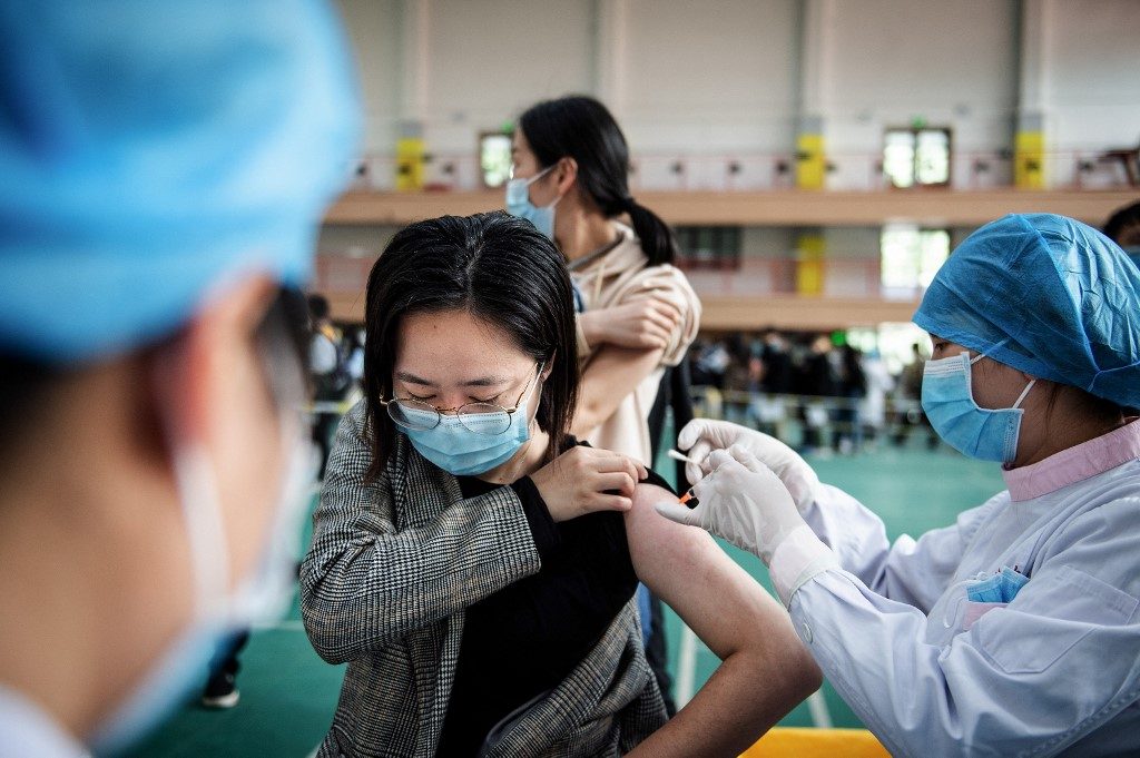 ทั่วโลกฉีดวัคซีนแล้วกว่า 1.1 พันล้านโดส จีนครองแชมป์ฉีดวัคซีนมากที่สุด