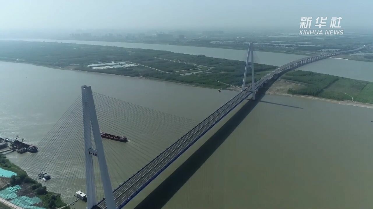 อู่ฮั่นเปิดสัญจร 'สะพานยักษ์ข้ามแยงซี' กว้างสุดในจีน