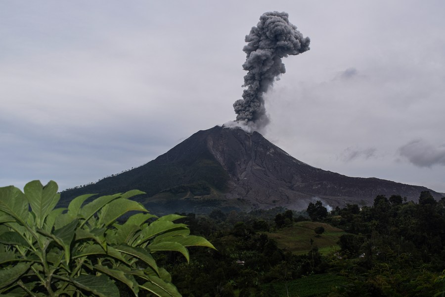 'ภูเขาไฟซินาบุง' ในอินโดฯ ปะทุ พ่นเถ้าถ่านสูง 2.5 กม.