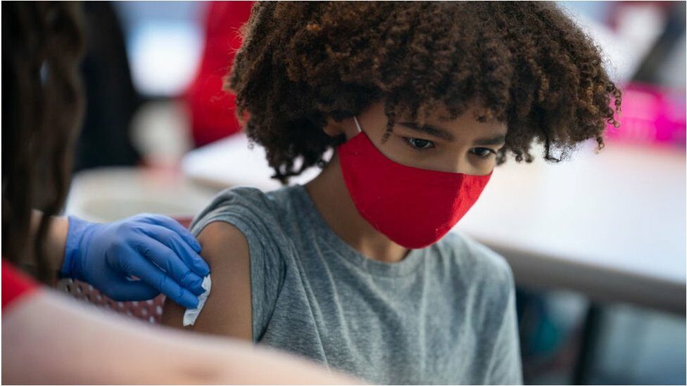 โควิด-19 : เราควรฉีดวัคซีนไวรัสโคโรนาสายพันธุ์ใหม่ให้เด็กทุกคนหรือเปล่า