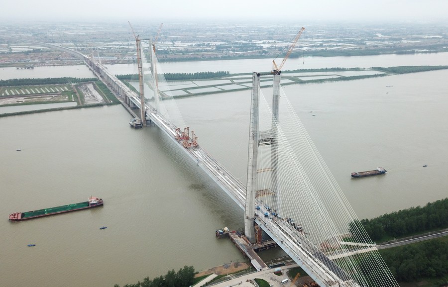 จีนเชื่อม 'สะพานทางรถไฟข้ามแยงซี' แห่งใหม่เสร็จสิ้น