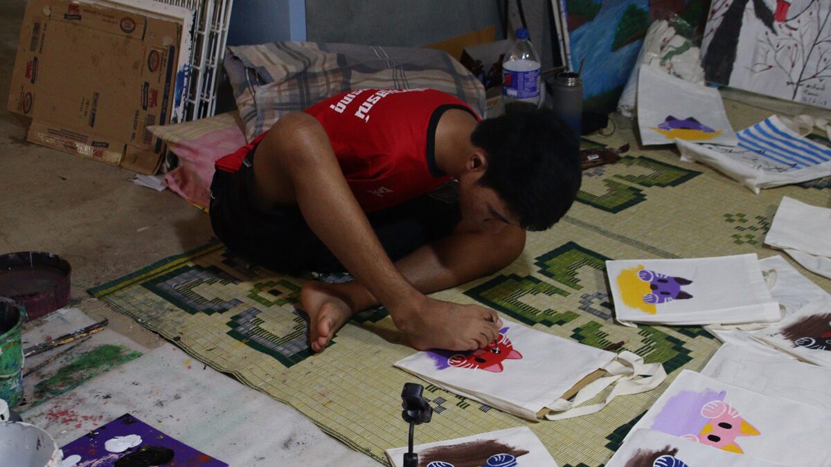 น้องทาม ไร้แขนแต่เกิด แต่ใช้เท้าสู้ชีวิต วาดภาพลงถุงผ้าขาย ช่วยครอบครัว