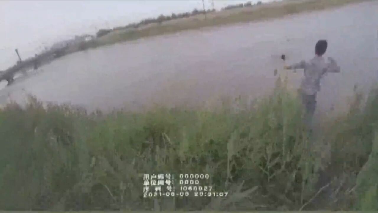 โดดเลยไม่ต้องคิด! ตำรวจจีนกระโจนลงช่วยหญิงจมน้ำ