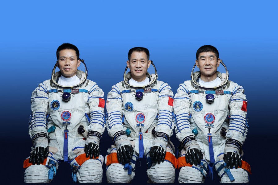 จีนมอบเหรียญเกียรติยศยกย่อง 'ทีมนักบินอวกาศเสินโจว-12'