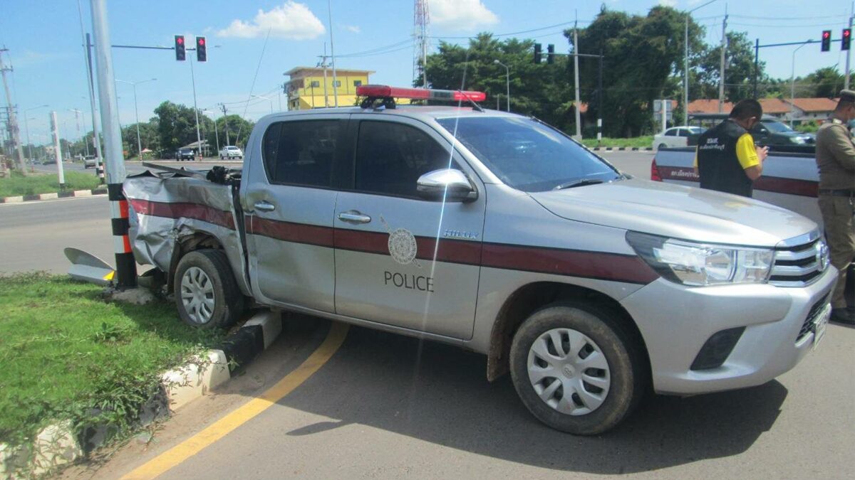 รถตำรวจฝ่าไฟแดง ถูก 10 ล้อชนกลางสี่แยก คนขับเจอปรับ 1,000 บาท