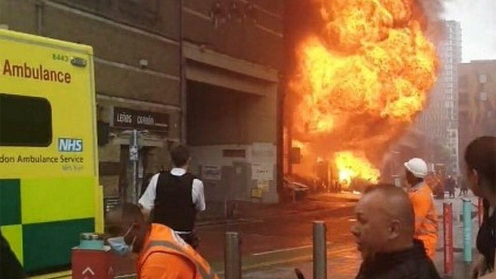 เพลิงไหม้ย่านเอเลแฟนต์ แอนด์ คาสเซิล ในกรุงลอนดอน ทำให้มีผู้ได้รับบาดเจ็บ 6 คน