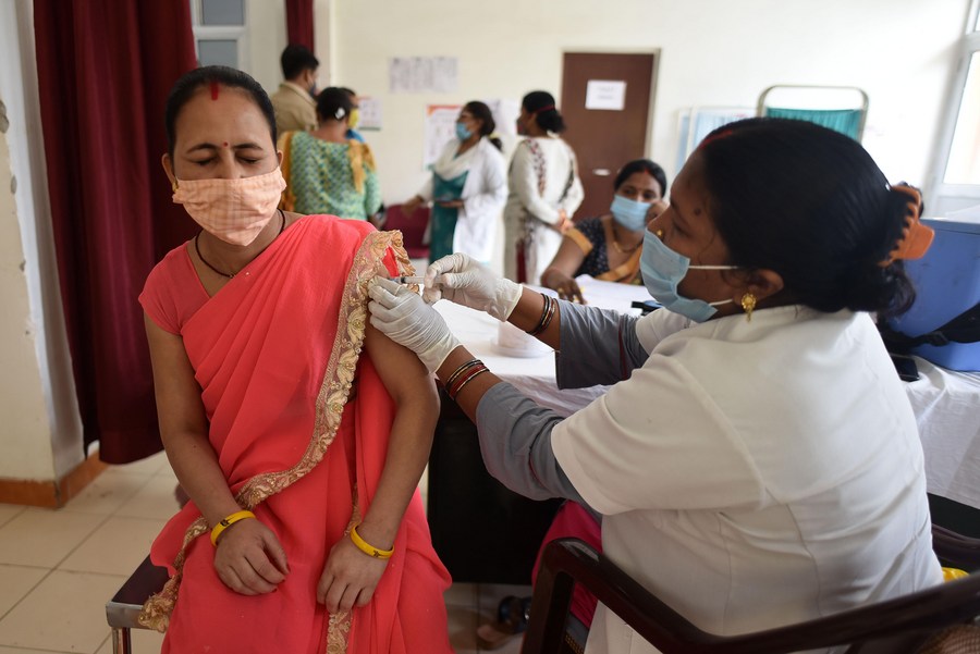รัฐบาลอินเดียเผยวัคซีนโควิด-19 สองโดส 'กันตาย' ได้ 98%