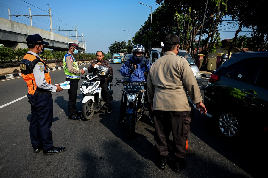 ตำรวจอินโดฯ คุมเข้มโควิด-19 เกาะชวา-บาหลี