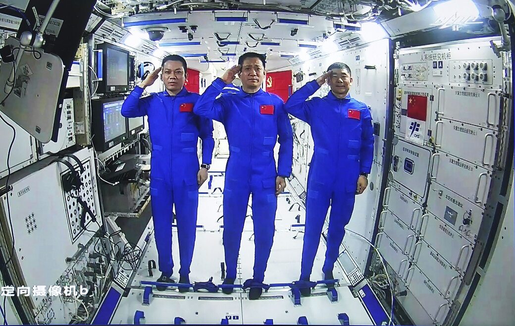 2 นักบินอวกาศจีน ปฏิบัติภารกิจ "ท่องอวกาศ" นอก "เทียนเหอ" เป็นหนแรก