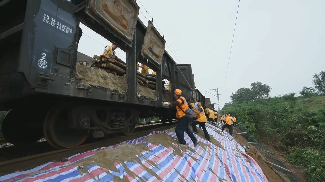 จีนจัดทัพคนงานกว่าพัน ซ่อมทางรถไฟในเหอหนาน