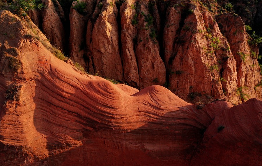 หินทรายแดงอาบแสงตะวัน เสน่ห์ภูมิลักษณ์ตันเสียในส่านซี