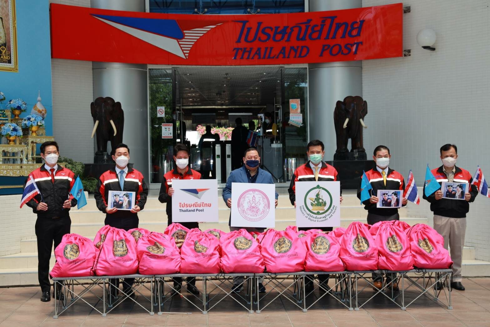 ดีอีเอสมอบไปรษณีย์ไทยหนุน พม. ส่งถุงยังชีพ 3,231 ชุด ช่วยผู้ป่วยติดเตียง-กลุ่มเปราะบางในกทม.