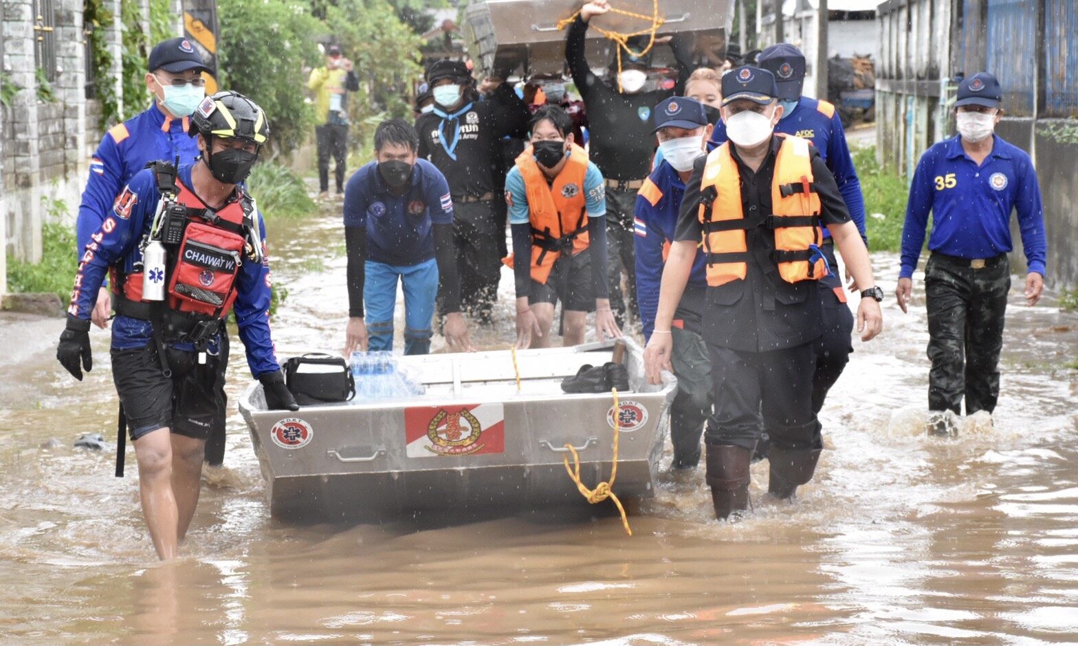 ฝนตกหนัก น้ำท่วมฉับพลัน ทหารพัฒนาเข้าช่วยเหลือประชาชน แจกน้ำ​ดื่ม ล้างบ้าน​ ล้างถนน