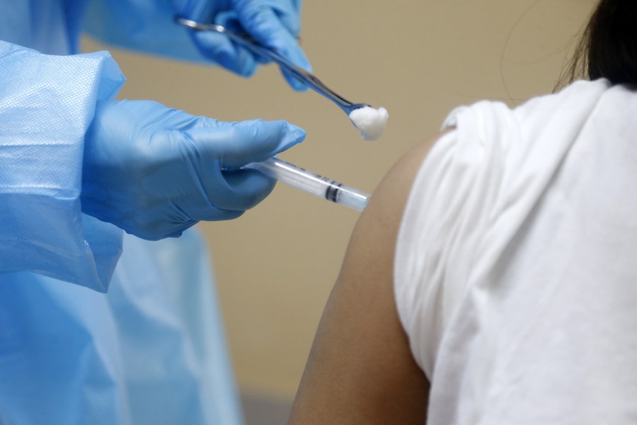 'กัมพูชา' ฉีดวัคซีนโควิด-19 ให้ประชาชนเกิน 10 ล้านคนแล้ว
