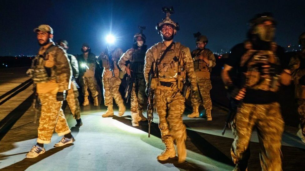 สหรัฐฯ ประกาศสิ้นสุดปฏิบัติการ 20 ปีในอัฟกานิสถาน หลังถอนทหารชุดสุดท้ายออกภายในเส้นตายของตาลีบัน