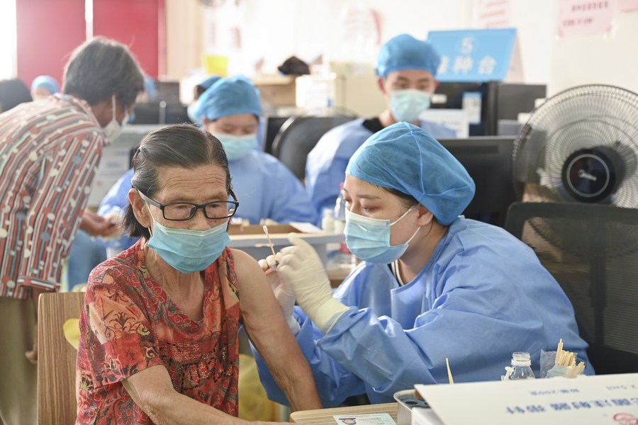 จีนฉีดวัคซีนโควิด-19 ให้คนอายุ 60 ปีขึ้นไป ทะลุ 215 ล้านคน