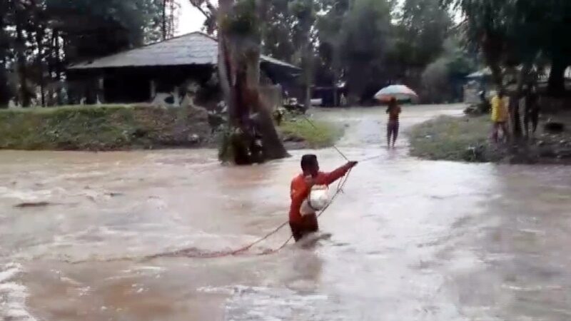 น้ำป่าทะลัก 