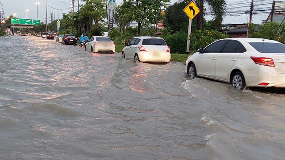 รถติดสะสมยาว5กม.! ฝนถล่ม ชลบุรี ทั้งคืน น้ำท่วมถนนกว่า 2 กิโลเมตร