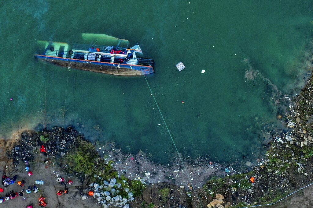 เรือคว่ำกลางแม่น้ำดับ10 จีนหาอีก5ชีวิต โศกก่อนวันไหว้พระจันทร์