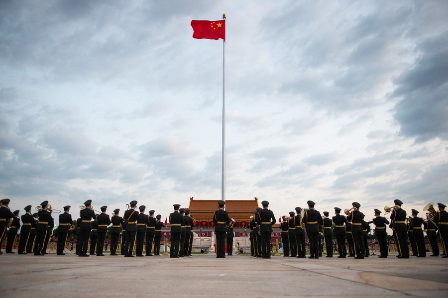 จีนเชิญธงชาติฉลอง 'สาธารณรัฐประชาชนจีน' ครบ 72 ปี