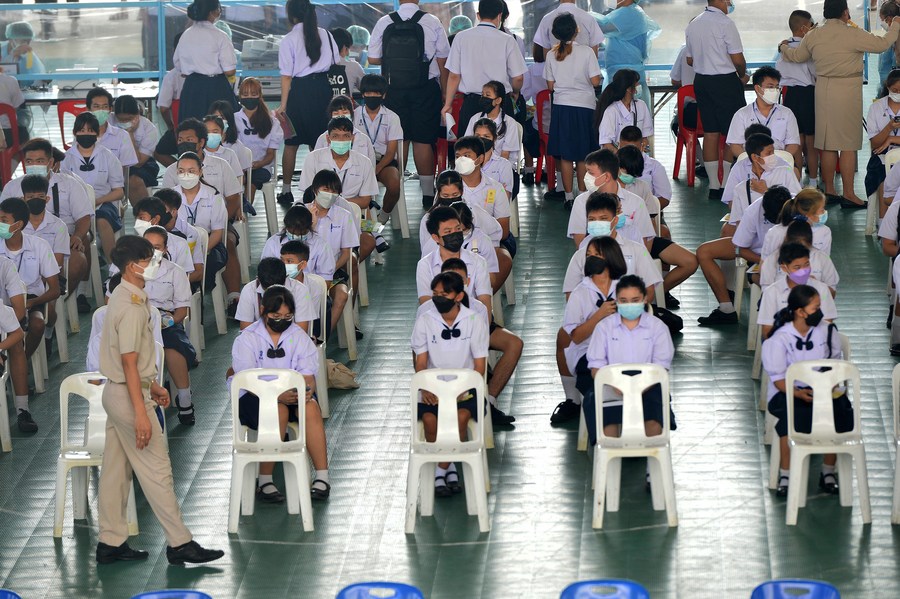 'นักเรียน' ตบเท้าเข้ารับ 'วัคซีนโควิด-19' ในกรุงเทพฯ