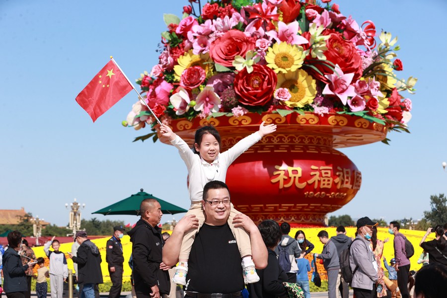 ชาวจีนแห่ถ่ายรูปคู่ 'กระเช้าดอกไม้ยักษ์' ส่งท้ายหยุดยาววันชาติ