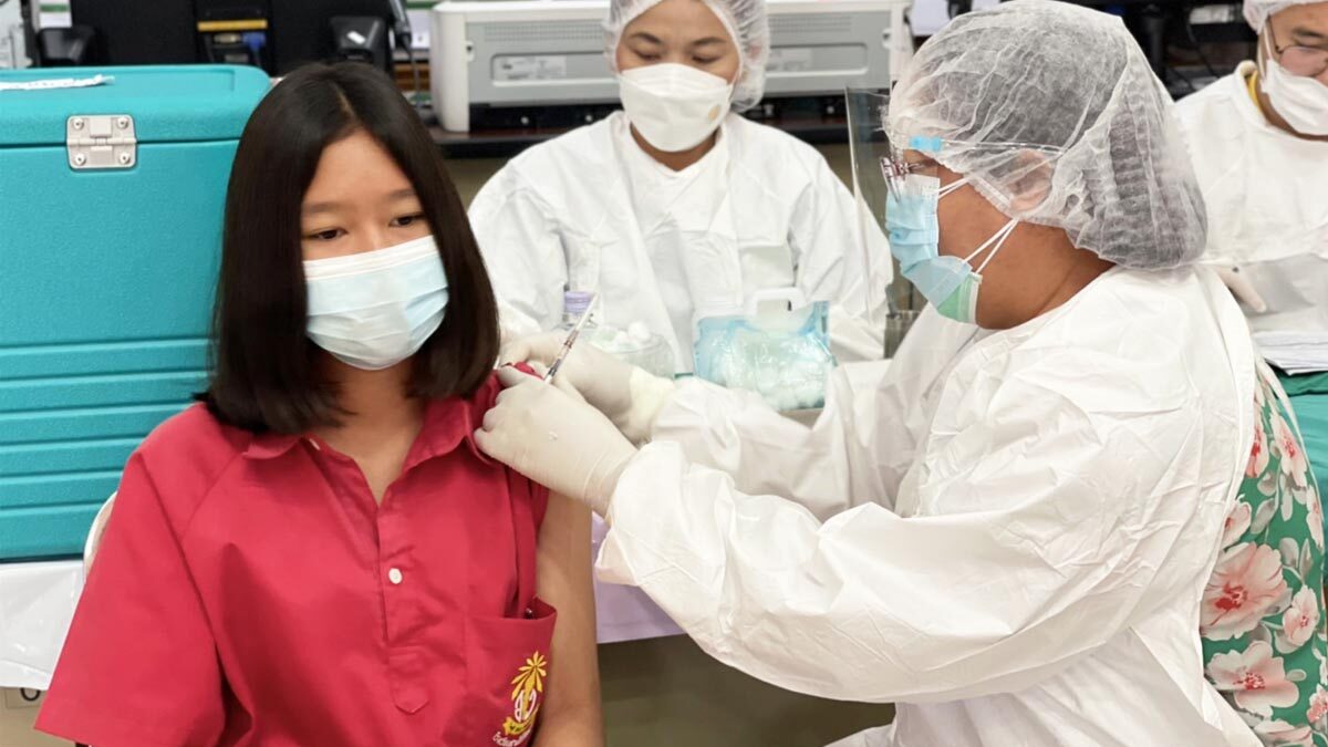 ผู้ว่าฯปู ลงพื้นที่ให้กำลังใจแพทย์-นักเรียนอ่างทอง ฉีดวัคซีนรับเปิดเทอม
