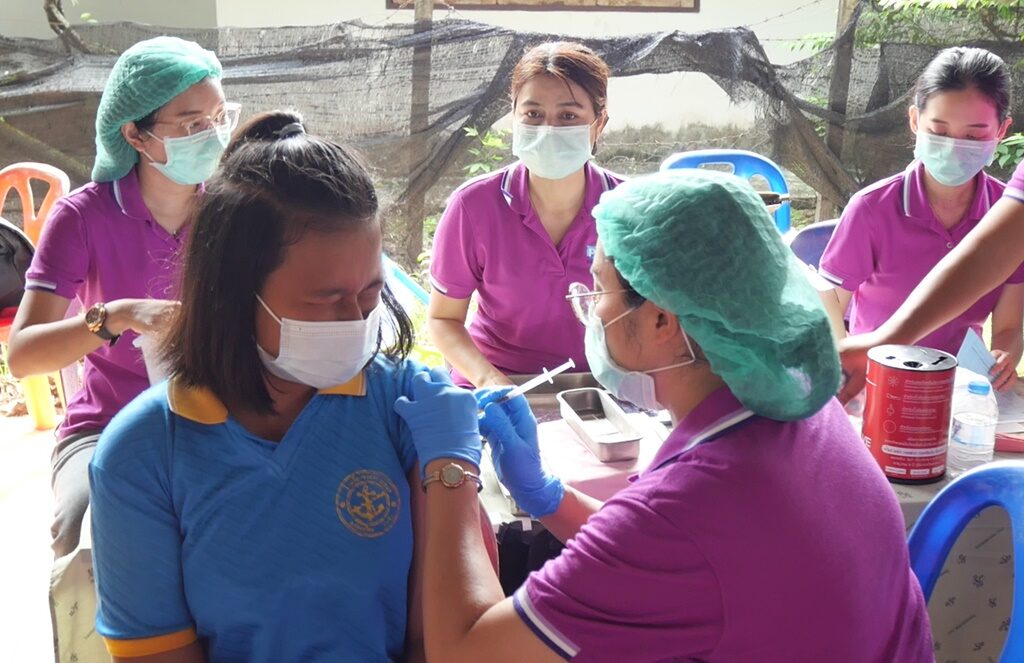 ตรัง ผู้ว่าฯ ขจรศักดิ์ นำ แพทย์พยาบาล ขึ้นเกาะสุกร ฉีดวัคซีน นักเรียน-ประชาชน สร้างภูมิคุ้มกันหมู่