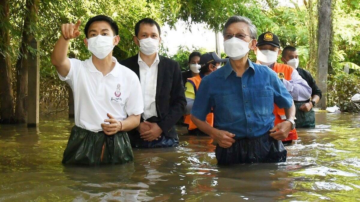 ประธานชวน ควง ส.ส.ประชาธิปัตย์ เยี่ยมชาวบ้านถูกน้ำท่วม สิงห์บุรี