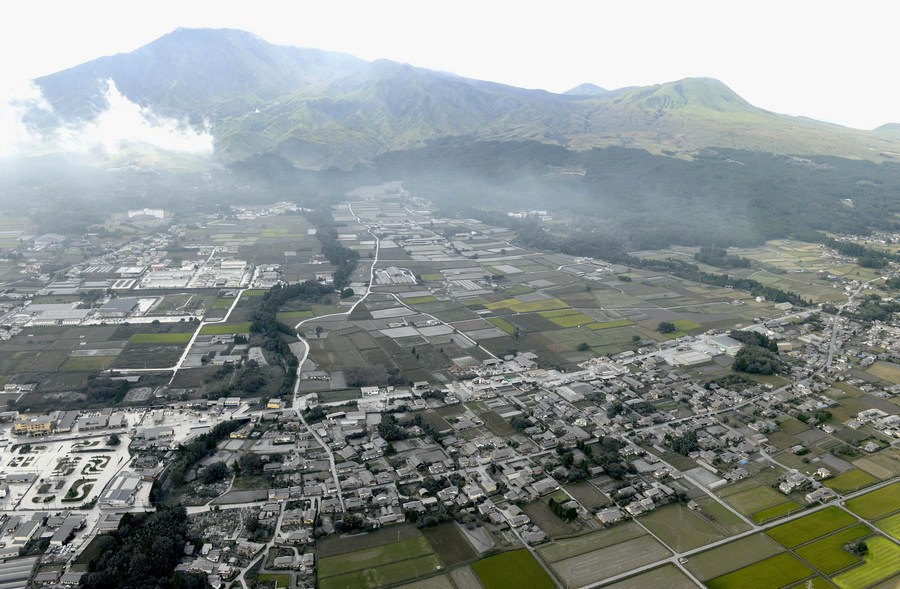 ญี่ปุ่นเตือนภัยระดับ 3 'ภูเขาไฟอะโสะ' ปะทุบนเกาะคิวชู