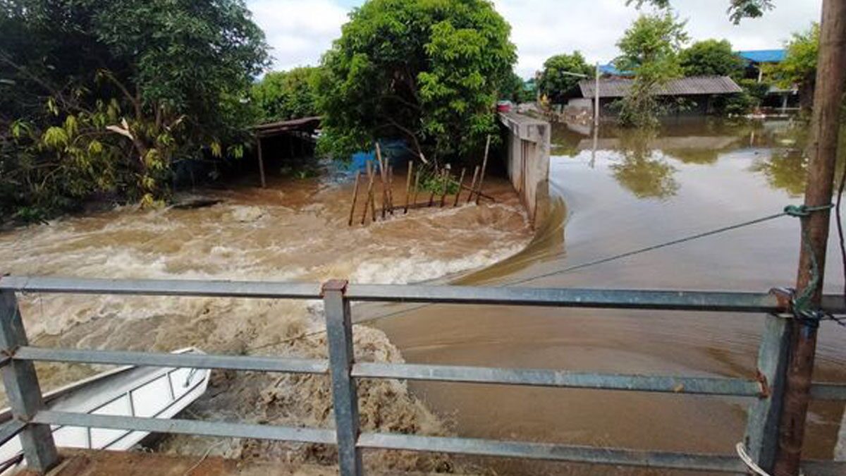 สิงห์บุรี คันกั้นน้ำเอาไม่อยู่ น้ำทะลักท่วมบ้านเกือบ 100หลัง เร่งอพยพชาวบ้าน