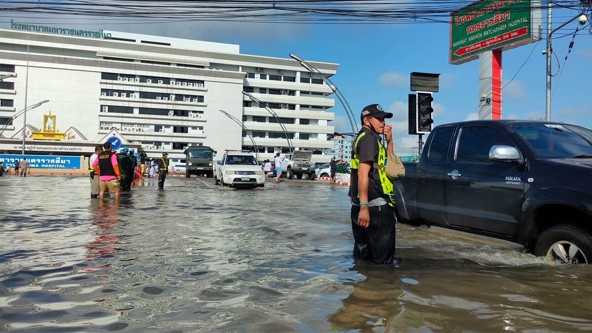 ลำตะคองล้น เขตเศรษฐกิจโคราชอ่วม ระดมวางกระสอบทราย ป้องท่วมรพ.มหาราช