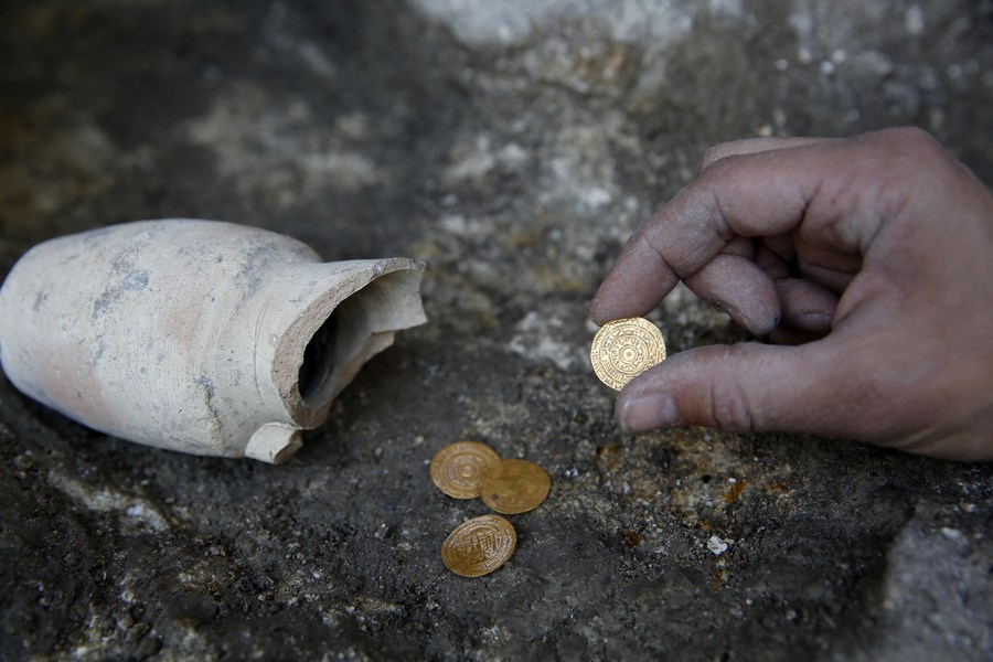 ตำรวจอิสราเอลพบ 'เหรียญโบราณ' สลักภาษากรีก อายุ 2,300 ปี