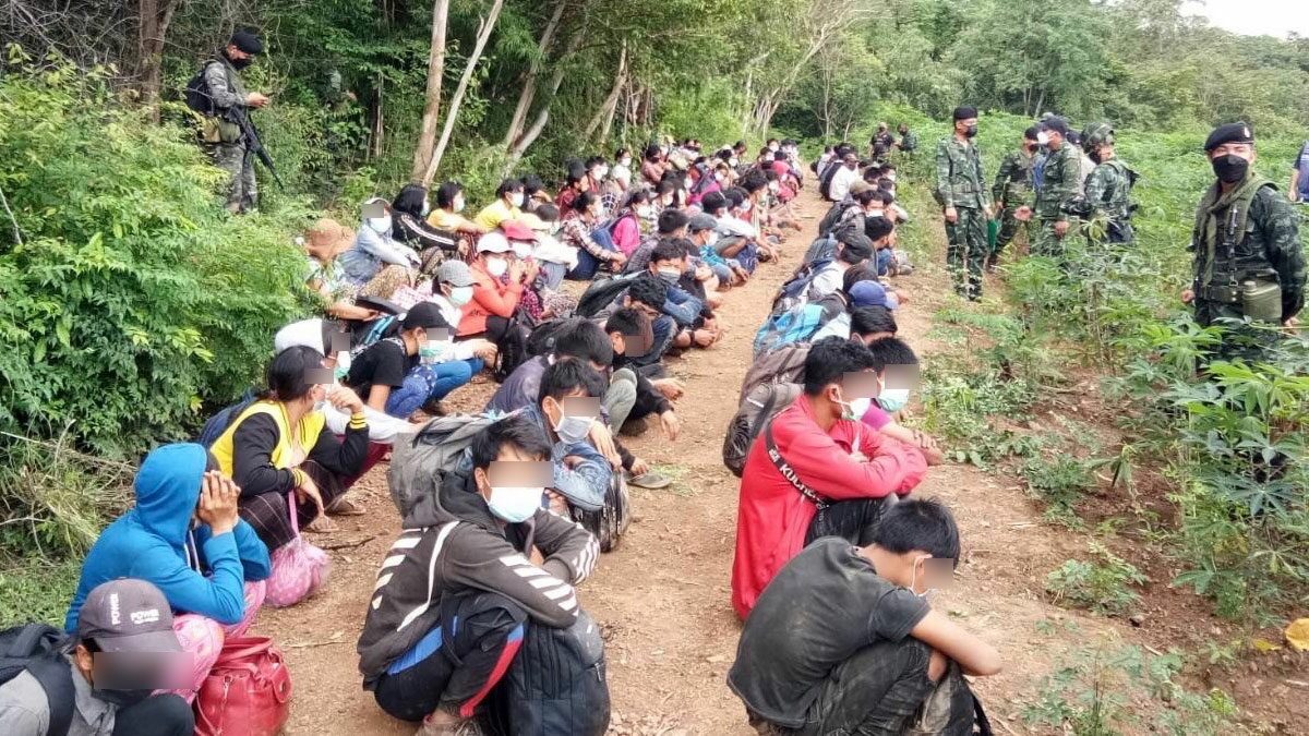 เหมือนมาทั้งหมู่บ้าน! บุกจับแรงงานพม่า ซ่อนตัวในป่าไทรโยค อึ้งมีถึง 120 คน