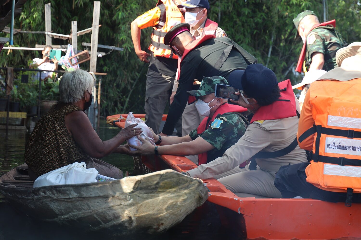 แม่ทัพภาคที่ 1 ล่องเรือมอบสิ่งของช่วยผู้ประสบภัยน้ำท่วม บางปลาม้ายังอ่วมหลังน้ำผันลงทุ่ง