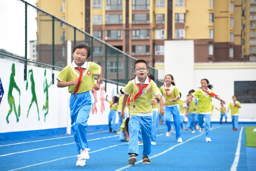 เด็กจีนสนุกสนาน เล่นกีฬาบนสนาม 'ดาดฟ้า' ตึกเรียน