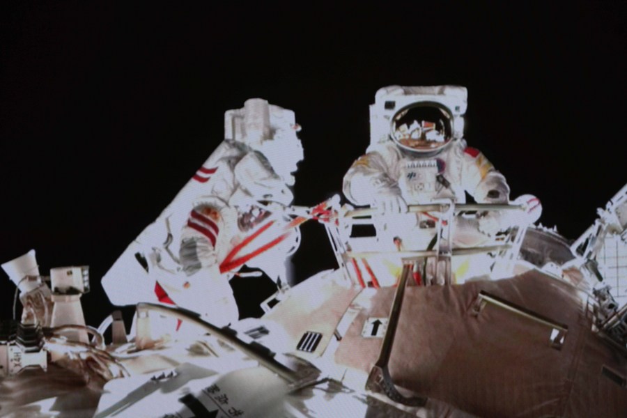 นักบินอวกาศ 'เสินโจว-13' เสร็จสิ้นกิจกรรมนอกยานอวกาศครั้งแรก