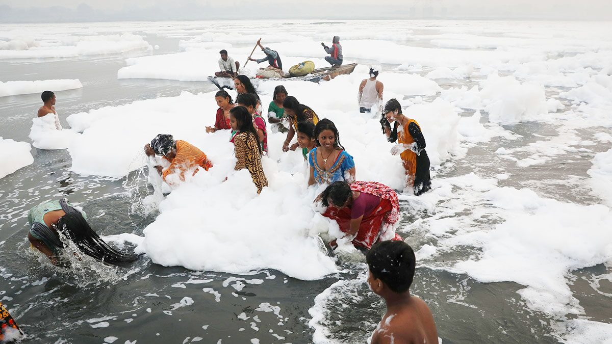 ชาวฮินดูลงแม่น้ำในอินเดีย แม้ "โฟมพิษ" ลอยฟ่อง ตัก-อาบประกอบพิธีกรรม