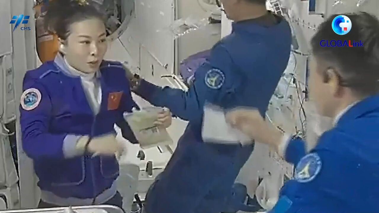 วุ่นกว่าที่คิด! นักบินอวกาศจีน คว้าทิชชูเช็ด 'นมหกกลางอากาศ'